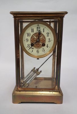 une horloge posée sur une table