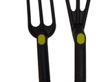 une paire de fourches de jardin noires et jaunes sur fond blanc