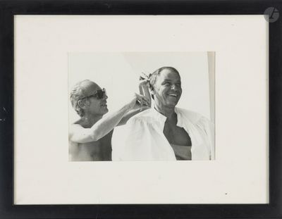 photographie en noir et blanc d'un homme et d'une femme se tenant la main