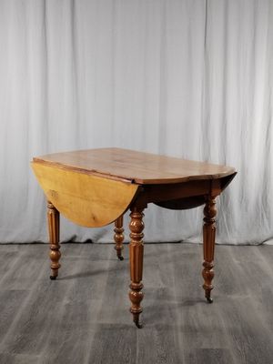 une table ovale à abattants, avec des pieds tournés et un plateau à abattants