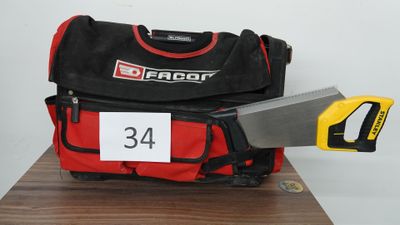 un sac contenant une scie et une trousse à outils, posé sur une table