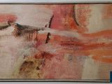 un tableau sur le mur d'une pièce avec un tableau sur le mur