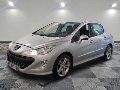 la voiture argentée est garée dans le garage sur le sol en damier