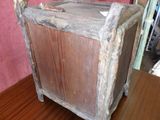une armoire en bois posée sur une table en bois