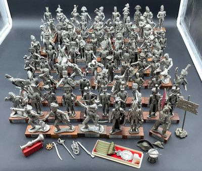 une vaste collection de figurines en argent représentant des chevaliers et des soldats