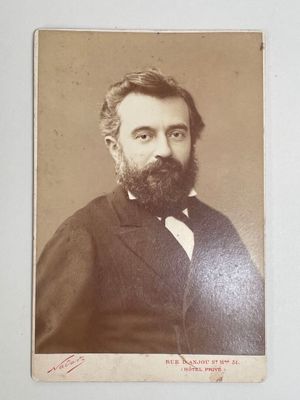 une vieille photo d'un homme barbu
