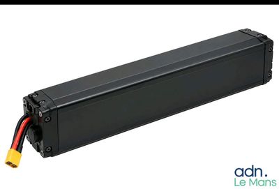 une image représentant un boîtier de batterie noir avec un fil rouge et un fil jaune