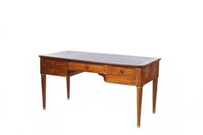 un vieux bureau en bois à deux tiroirs, avec un plateau en marbre