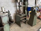 une machine qui se trouve dans une pièce avec de nombreux outils