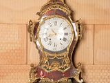 une horloge accrochée au mur d'une pièce