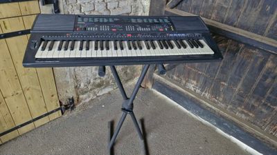Synthétiseur Yamaha PSR 500 avec pieds