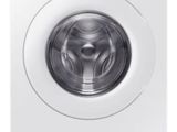 une machine à laver blanche sur fond blanc