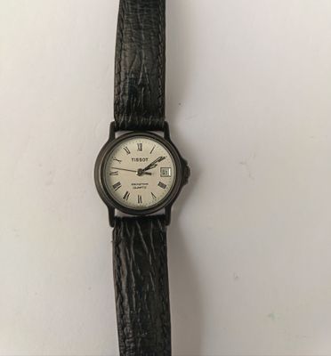 gros plan d'une montre-bracelet avec des chiffres romains