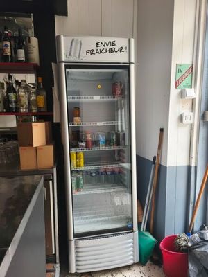 un réfrigérateur posé dans un coin de la cuisine