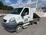un camion blanc garé sur le parking