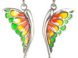 une paire de boucles d’oreilles ornées d’ailes de papillon colorées et de perles