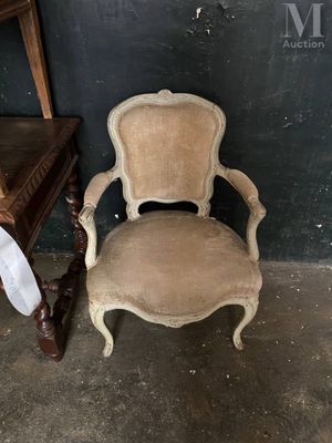 Une vieille chaise est posée devant une table et une chaise