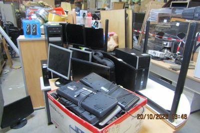 un tas d'appareils électroniques posés sur une table dans un magasin