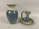deux vases posés l'un à côté de l'autre sur une table