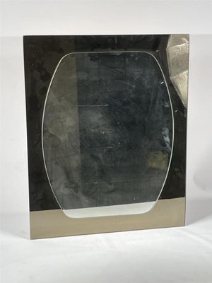 une photo d'un miroir posé sur une surface blanche