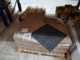 une grande pile de boîtes sur une palette dans un entrepôt