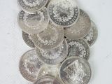 une pile de pièces de monnaie posée sur une table blanche