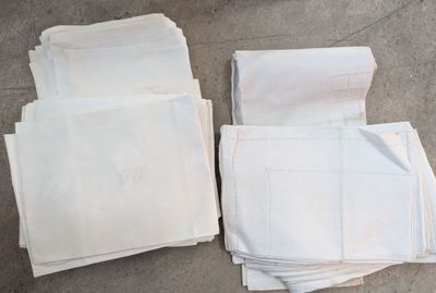 beaucoup de serviettes blanches posées par terre