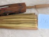 deux parapluies posés par terre l'un à côté de l'autre