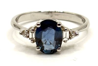 bague ovale en saphir bleu et diamant sur fond blanc
