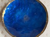 une photo en gros plan d'une assiette bleue posée sur une table
