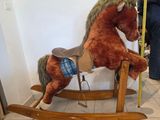 un cheval à bascule posé par terre