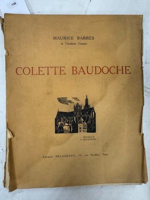 un vieux livre posé sur une table à côté d'une tasse de café