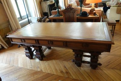 une grande table en bois au milieu d'un salon