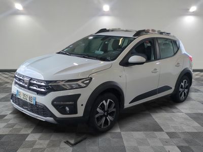 la voiture blanche est garée dans le garage sur un sol en damier