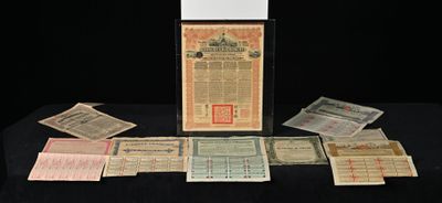 une pile de vieux papiers posés sur une table, sur fond noir