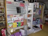 un magasin avec beaucoup d'articles sur les étagères