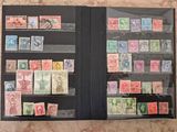 de nombreux timbres exposés dans une vitrine