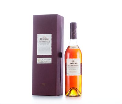 une bouteille de whisky single malt Macallamore devant une boîte violette