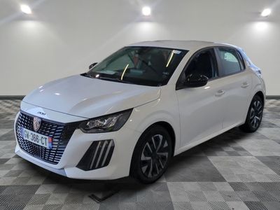 la voiture blanche est garée sur le sol à carreaux d'une pièce