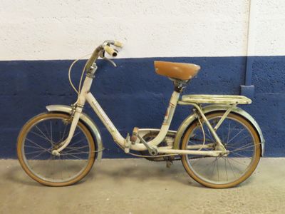 un vélo garé contre un mur bleu et blanc