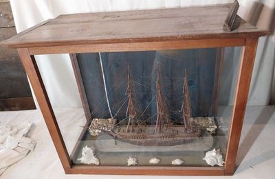 une maquette de bateau dans une vitrine