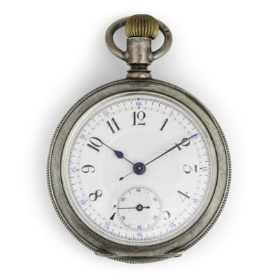 une montre de poche en argent avec des chiffres romains sur le cadran