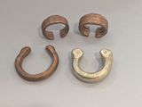 trois modèles différents de boucles d'oreilles « ear cuff » en bronze sur un fond blanc