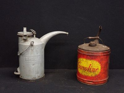 deux boîtes placées l'une à côté de l'autre sur une table