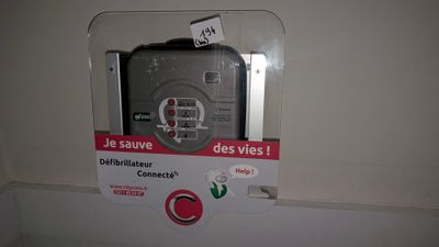 une photo d'un téléphone portable dans une boîte