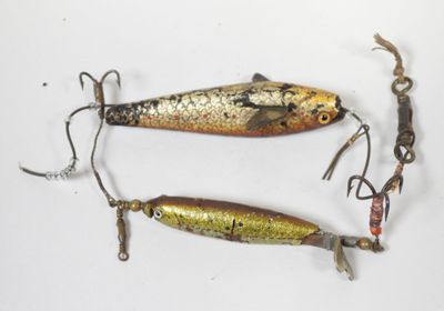 Deux leurres type Calédonien en métal et yeux en verre.