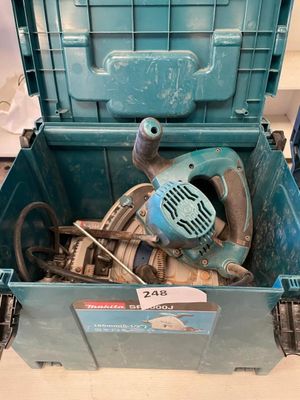 une boîte à outils bleue avec des outils sur une table