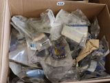 une boîte en carton remplie de bouteilles en plastique et d'autres objets