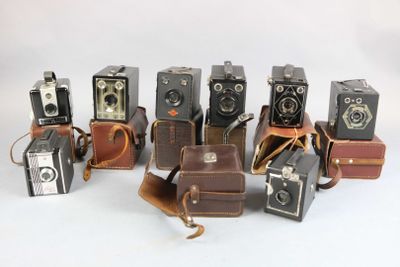 a lot of old cameras sitting on top of each other