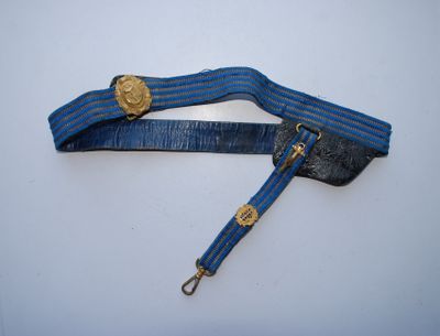 une ceinture bleue ornée d'une boucle dorée sur un fond blanc